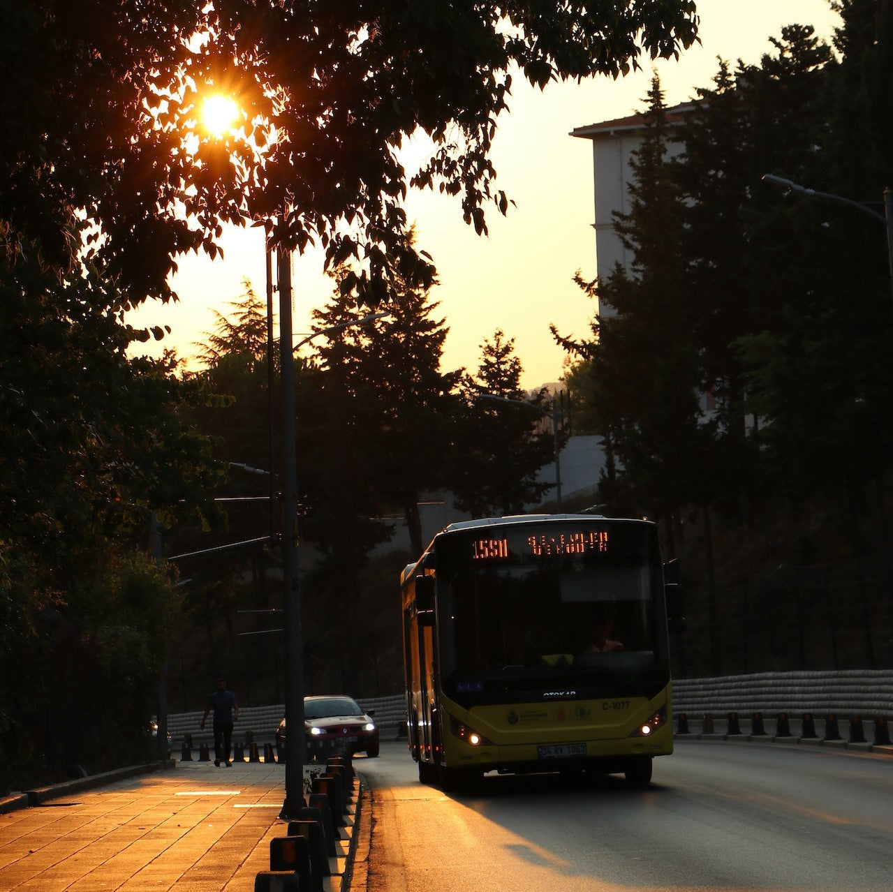 Ein Bus fährt eine Straße entlang