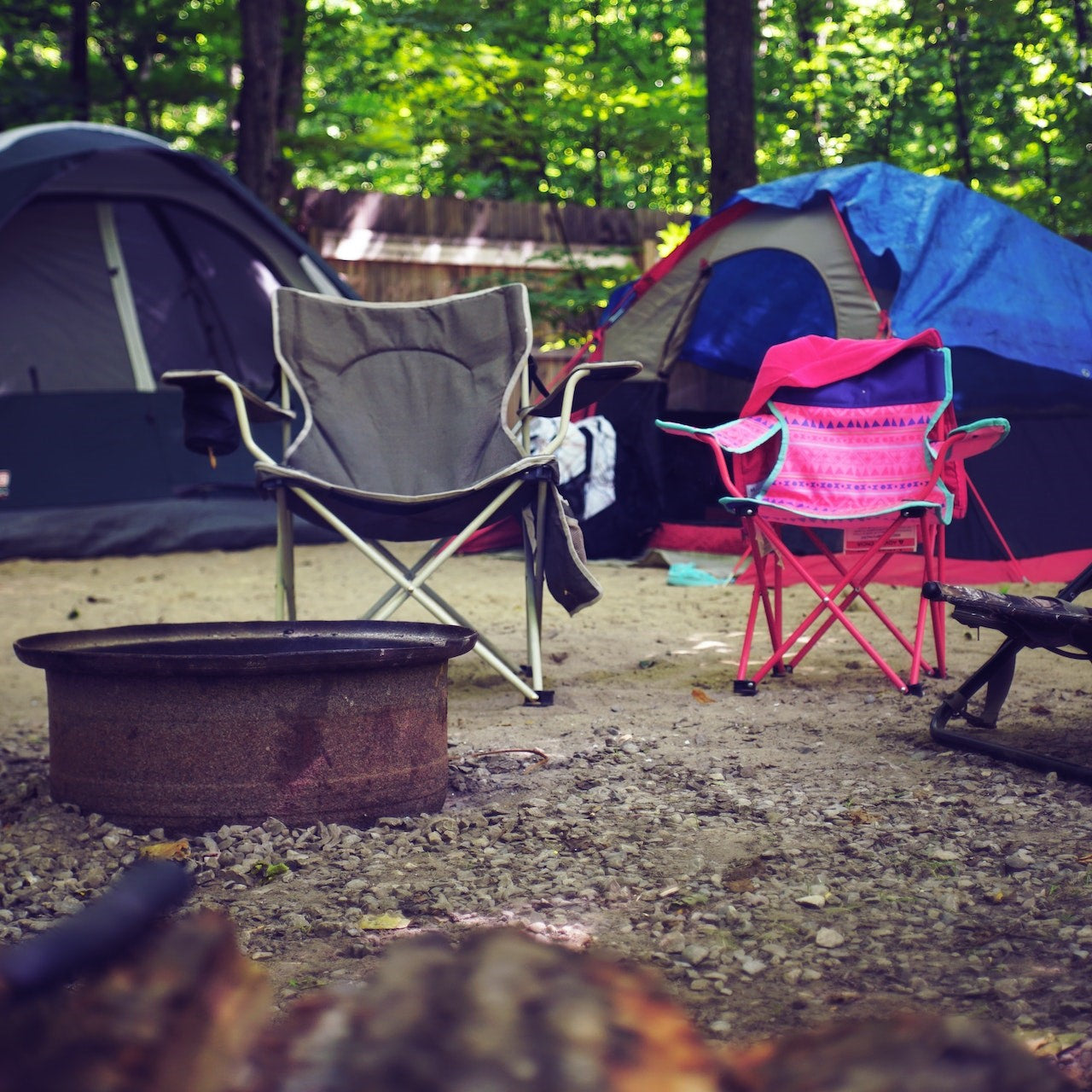 Campingstühle und -zelte stehen auf einem Campingplatz
