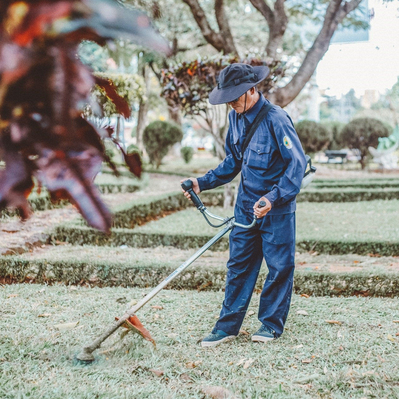 Ein Arbeiter eines Garten- und Landschaftsbaubetriebs bei der Arbeit