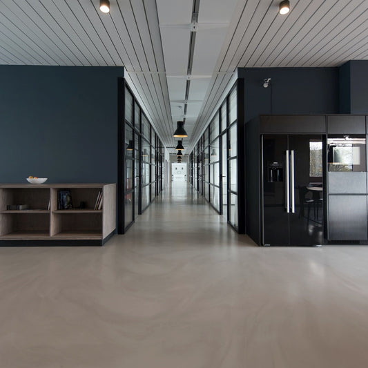 Ein leeres Bürogebäude in schlichtem Design