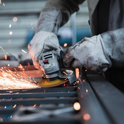 Ein Arbeiter arbeitet in einem Metallbau-Betrieb