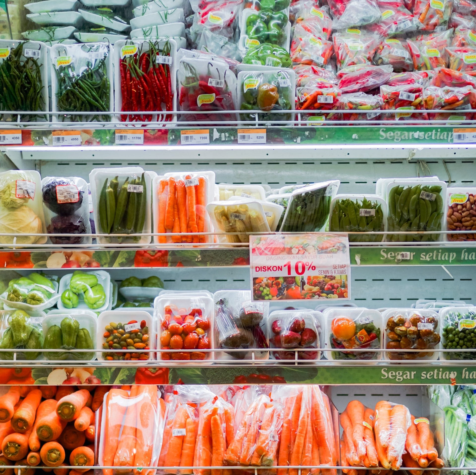 Gekühlter Gemüsebereich eines Supermarktes